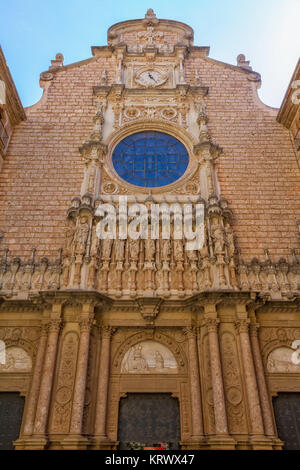 Ansicht der Abtei von Santa Maria de Montserrat (gegründet im Jahre 1025), hoch oben in den Bergen in der Nähe von Barcelona, Katalonien, Spanien. 15. Juli 2010 Stockfoto