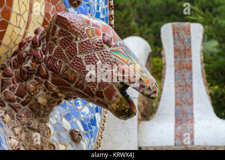 Barcelona Park Güell von Gaudi Schlange und vier katalanischen Bars in moderne Mosaik, Barcelona Spanien 15. Juli 2010 Stockfoto