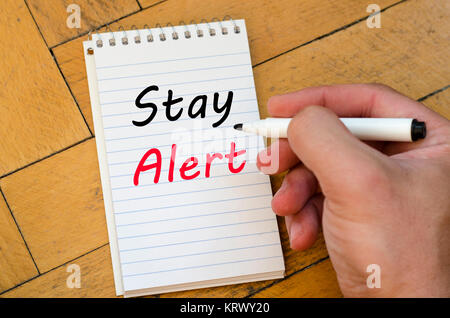 Bleiben Sie wachsam Konzept auf Notebook Stockfoto