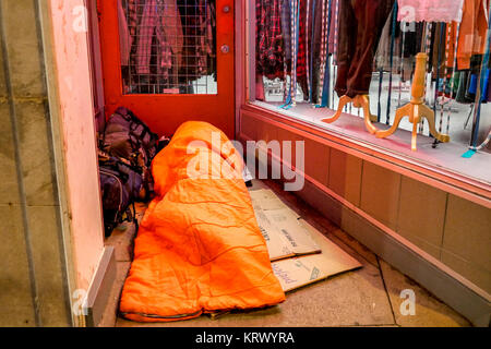 Obdachlosen im Schlafsack schlafen in der Storefront. State Steet, Madison, Wisconsin. Stockfoto