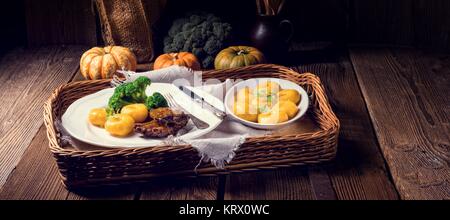 Knödel mit Kürbispüree und gegrillte Rippen Stockfoto