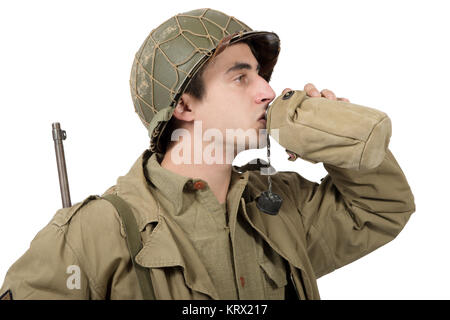 Junge amerikanische Soldaten Wasser trinken in seinem Können Stockfoto