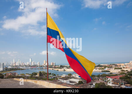 Kolumbianische Flagge am Schloss San Felipe winken über Cartagena de Indias Stockfoto