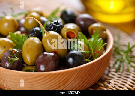 Marinierte Oliven mit Kräutern. Stockfoto
