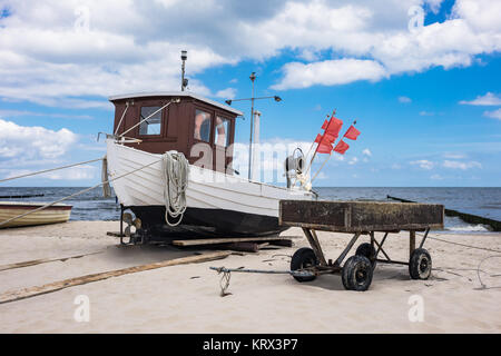 Ein Fischerboot in Koserow auf der Insel Usedom. Stockfoto