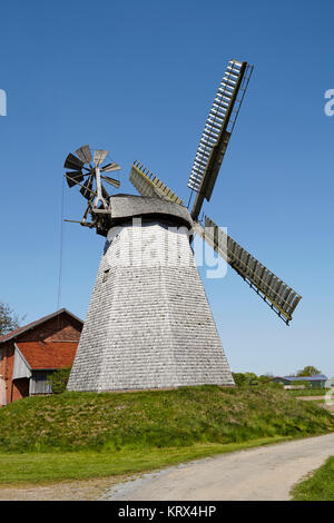 Die Windmühle Bierde (Petershagen, Deutschland) ist eine holländische Windmühle und ist Bestandteil der Westfalen Mill Street (Westfaelische Muehlenstrasse). Stockfoto