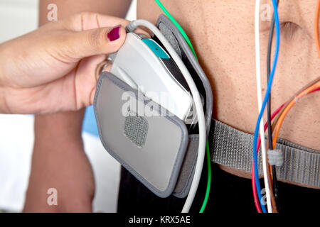 Holter-Monitor auf einen männlichen Patienten Stockfoto