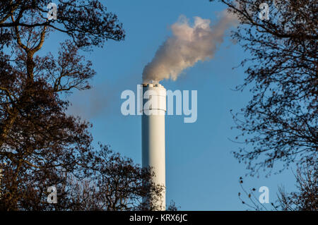 Verschmutzte Rauch gegen einen klaren, blauen Himmel vom hohen Schornstein Stockfoto