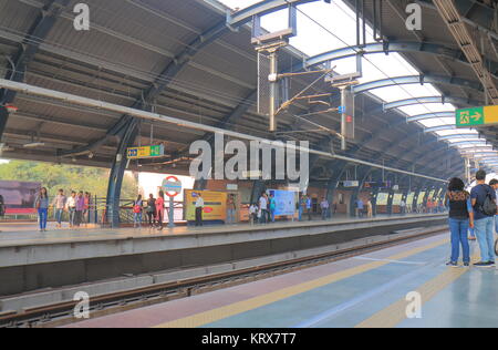 Die Leute fahren mit der U-Bahn an Ramakrishna Ashram Rn U-Bahnhof in Neu-Delhi, Indien Stockfoto