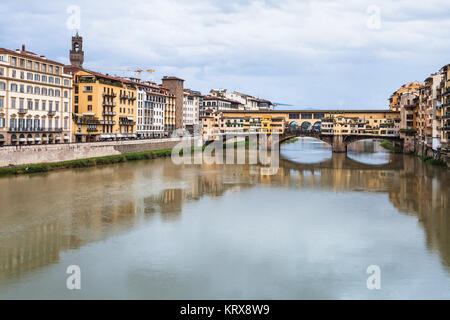 Blick auf Ponte Vecchio über den Arno im Herbst Stockfoto