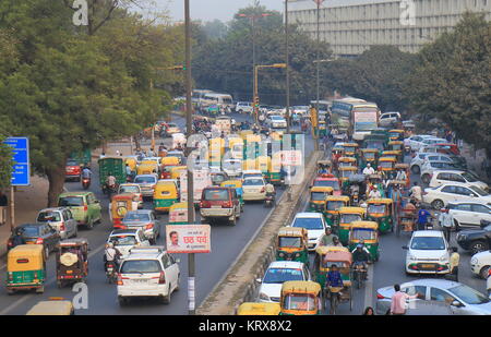 Die Menschen pendeln in New Delhi Indien Stockfoto