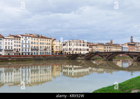 Blick auf Ponte alla Carraia über Arno im Herbst Stockfoto