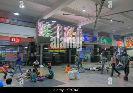 Die Menschen reisen in New Delhi Bahnhof in Neu Delhi Indien. Stockfoto