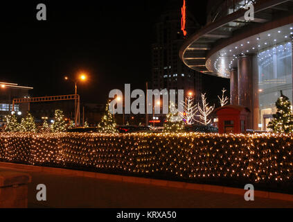 Beijin, Beijin, China. 20 Dez, 2017. Die Beleuchtung zeigen eines riesigen Weihnachtsbaum in Haidian District in Peking. Credit: SIPA Asien/ZUMA Draht/Alamy leben Nachrichten Stockfoto