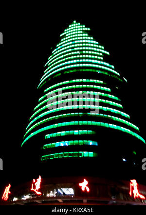 Beijin, Beijin, China. 20 Dez, 2017. Die Beleuchtung zeigen eines riesigen Weihnachtsbaum in Haidian District in Peking. Credit: SIPA Asien/ZUMA Draht/Alamy leben Nachrichten Stockfoto