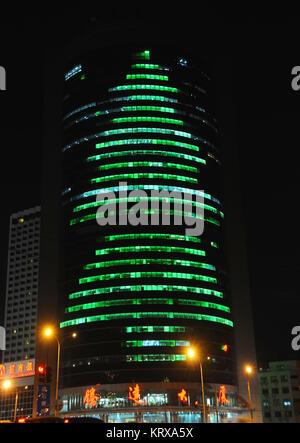 Beijin, Beijin, China. 20 Dez, 2017. Die Beleuchtung zeigen eines riesigen Weihnachtsbaum in Haidian District in Peking. Credit: SIPA Asien/ZUMA Draht/Alamy leben Nachrichten Stockfoto