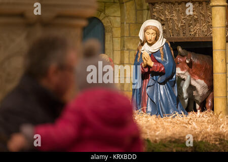 Osnabrück, Deutschland. 20 Dez, 2017. Leute schauen auf die Krippe im St. Peter's Cathedral in Osnabrück, Deutschland, 20. Dezember 2017. Die Krippe mit 46 Figuren ist einer der größten und umfangreichsten Weihnachtskrippen des Osnabrueck Grafschaft. Es wurde zwischen 1919 und 1929 in der WORSHOP der ehemaligen Kathedrale Bildhauer Jakob Holtmann. Credit: Friso Gentsch/dpa/Alamy leben Nachrichten Stockfoto