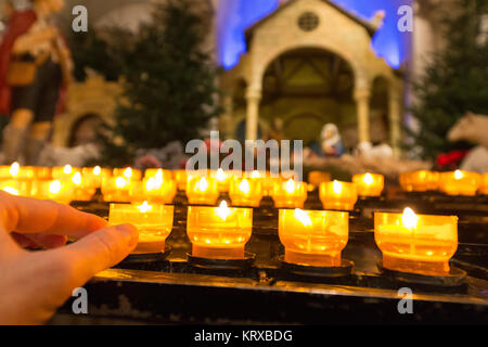 Osnabrück, Deutschland. 20 Dez, 2017. Kerzen glühen vor der Krippe in der St. Peter's Cathedral in Osnabrück, Deutschland, 20. Dezember 2017. Die Krippe mit 46 Figuren ist einer der größten und umfangreichsten Weihnachtskrippen des Osnabrueck Grafschaft. Es wurde zwischen 1919 und 1929 in der WORSHOP der ehemaligen Kathedrale Bildhauer Jakob Holtmann. Credit: Friso Gentsch/dpa/Alamy leben Nachrichten Stockfoto