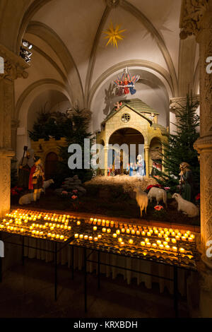 Osnabrück, Deutschland. 20 Dez, 2017. Kerzen glühen vor der Krippe in der St. Peter's Cathedral in Osnabrück, Deutschland, 20. Dezember 2017. Die Krippe mit 46 Figuren ist einer der größten und umfangreichsten Weihnachtskrippen des Osnabrueck Grafschaft. Es wurde zwischen 1919 und 1929 in der WORSHOP der ehemaligen Kathedrale Bildhauer Jakob Holtmann. Credit: Friso Gentsch/dpa/Alamy leben Nachrichten Stockfoto