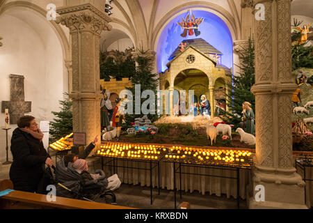 Osnabrück, Deutschland. 20 Dez, 2017. Kerzen glühen vor der Krippe in der St. Peter's Cathedral in Osnabrück, Deutschland, 20. Dezember 2017. Die Krippe mit 46 Figuren ist einer der größten und umfangreichsten Weihnachtskrippen des Osnabrueck Grafschaft. Es wurde zwischen 1919 und 1929 in der WORSHOP der ehemaligen Kathedrale Bildhauer Jakob Holtmann. Credit: Friso Gentsch/dpa/Alamy leben Nachrichten Stockfoto