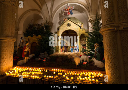 Osnabrück, Deutschland. 20 Dez, 2017. Die Kerzen leuchten vor der Krippe in der St. Peter's Cathedral in Osnabrück, Deutschland, 20. Dezember 2017. Die Krippe mit 46 Figuren ist einer der größten und umfangreichsten Weihnachtskrippen des Osnabrueck Grafschaft. Es wurde zwischen 1919 und 1929 in der WORSHOP der ehemaligen Kathedrale Bildhauer Jakob Holtmann. Credit: Friso Gentsch/dpa/Alamy leben Nachrichten Stockfoto