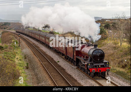 Conway, Wales, UK. 18 Nov, 2017. LMS Stanier Jubiläum 45699 Galatea fährt auf den Norden von Wales Bahnstrecke. 45699 Galatea wurde von der SVR zwischen 1983 und 1994 besaß, auf der Bahn im Jahr 1987 ankommen. Die Lok blieb in Ex-Barry Zustand in das Eigentum des SVR.45699 Galatea ist eine Schwester Motor der ehemaligen Bewohner 45690 Leander. 5699 wurde in Crewe im April 1936 und später neu nummeriert durch BR 45699 folgenden Verstaatlichung. Im August 1953 Galatea wurde umgeworfen und schleppen einen Personenzug auf Wilnecote [1] entgleist und. Die Lokomotive wurde repariert und in Se weiterhin Stockfoto