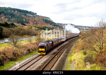 Conway, Wales, UK. 18 Nov, 2017. LMS Stanier Jubiläum 45699 Galatea fährt auf den Norden von Wales Bahnstrecke. 45699 Galatea wurde von der SVR zwischen 1983 und 1994 besaß, auf der Bahn im Jahr 1987 ankommen. Die Lok blieb in Ex-Barry Zustand in das Eigentum des SVR.45699 Galatea ist eine Schwester Motor der ehemaligen Bewohner 45690 Leander. 5699 wurde in Crewe im April 1936 und später neu nummeriert durch BR 45699 folgenden Verstaatlichung. Im August 1953 Galatea wurde umgeworfen und schleppen einen Personenzug auf Wilnecote [1] entgleist und. Die Lokomotive wurde repariert und in Se weiterhin Stockfoto