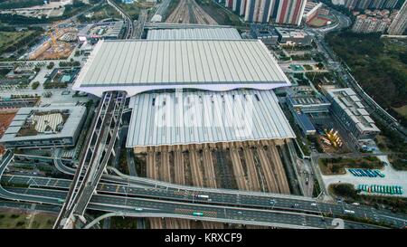 (171221) - Peking, Dez. 21, 2017 (Xinhua) - Foto auf Feb 5, 2016 zeigt die Shenzhen Bahnhof Nord in Shenzhen in der Provinz Guangdong im Süden Chinas. Die guangzhou-shenzhen Abschnitt der Guangzhou-Shenzhen - Hong Kong Express Rail Link wurde 2011 in Dienst gestellt, und das Hong Kong Abschnitt wird voraussichtlich im Jahr 2018 abgeschlossen sein. Aus Guangdong nach Hongkong und Macao, können die Menschen in einer Stadt und Schlafen in einem anderen Werk? Mit Hilfe der Anschluss an die Infrastruktur, wird es Erreichbare "eine Stunde Kreis' in der Bay Area, in naher Zukunft. Die Guangdong - Stockfoto