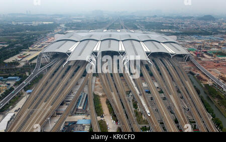 (171221) - Peking, Dez. 21, 2017 (Xinhua) - ein Bullet Zug fährt der Guangzhou South Railway Station der Guangzhou-Shenzhen - Hong Kong Express Rail Link in Guangzhou, der Hauptstadt der Provinz Guangdong im Süden Chinas, Dez. 14, 2017. Die guangzhou-shenzhen Abschnitt der Guangzhou-Shenzhen - Hong Kong Express Rail Link wurde 2011 in Dienst gestellt, und das Hong Kong Abschnitt wird voraussichtlich im Jahr 2018 abgeschlossen sein. Aus Guangdong nach Hongkong und Macao, können die Menschen in einer Stadt und Schlafen in einem anderen Werk? Mit Hilfe der Anschluss an die Infrastruktur, wird es möglich, ein "1-stündigen Circ herstellen Stockfoto