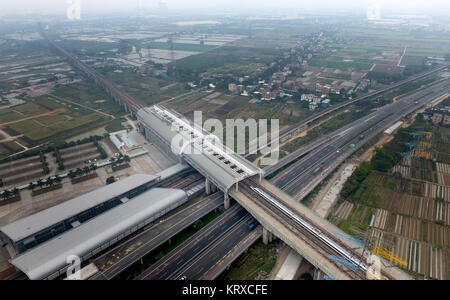 (171221) - Peking, Dez. 21, 2017 (Xinhua) - ein Schnellzug in den Bahnhof Qingsheng der Guangzhou-Shenzhen - Hong Kong Express Rail Link in Guangzhou, der Hauptstadt der Provinz Guangdong im Süden Chinas, Dez. 14, 2017. Die guangzhou-shenzhen Abschnitt der Guangzhou-Shenzhen - Hong Kong Express Rail Link wurde 2011 in Dienst gestellt, und das Hong Kong Abschnitt wird voraussichtlich im Jahr 2018 abgeschlossen sein. Aus Guangdong nach Hongkong und Macao, können die Menschen in einer Stadt und Schlafen in einem anderen Werk? Mit Hilfe der Anschluss an die Infrastruktur, wird es Erreichbare "eine Stunde Kreis" innerhalb der Stockfoto