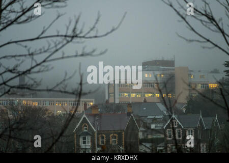 Aberystwyth Wales UK, Donnerstag, 21. Ddecember 2017 UK Wetter: Grau und nebelig, Start in den Tag in Aberystwyth Wales, auf den Tag der Wintersonnenwende, dem kürzesten Tag des Jahres. Photo Credit: Keith Morris/Alamy leben Nachrichten Stockfoto