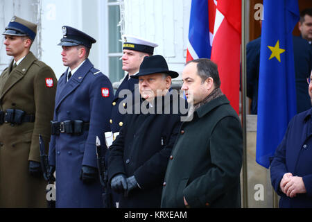 Warschau, Polen. 21 Dez, 2017. Polen, Warschau, 21. Dezember 2017: Der britische Premierminister Theresa May für den offiziellen Besuch an bezeichnete der polnische Premierminister Mateusz Morawiecki in Warschau eingetroffen. Credit: Jake Ratz/Alamy leben Nachrichten Stockfoto