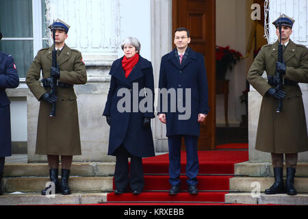 Warschau, Polen. 21 Dez, 2017. Polen, Warschau, 21. Dezember 2017: Der britische Premierminister Theresa May für den offiziellen Besuch an bezeichnete der polnische Premierminister Mateusz Morawiecki in Warschau eingetroffen. Credit: Jake Ratz/Alamy leben Nachrichten Stockfoto