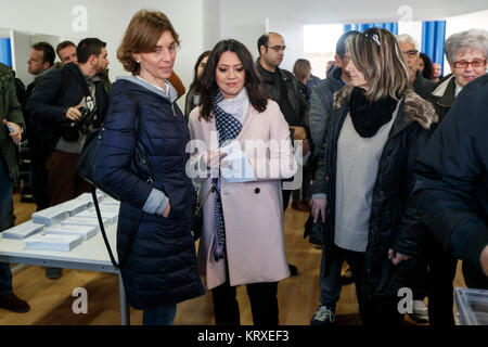 Katalonien, Spanien. 21. Dezember, 2017. Marcela Topor Frau der Politiker Carles Puigdemont während der Katalanischen Landtagswahl in Barcelona, Spanien, am Donnerstag, 31.12.21, 2017. Credit: Gtres Información más Comuniación auf Linie, S.L./Alamy leben Nachrichten Stockfoto