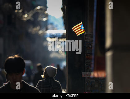 Barcelona, Spanien. 20 Dez, 2017. Die 'estelada', die ein Symbol des Kampfes für den katalanischen Unabhängigkeit aber nicht die offizielle Flagge von Katalonien, fliegt in einer Straße, nicht weit von La Rambla in Barcelona, Spanien, 20. Dezember 2017. Die Neuwahl des Katalanischen regionalen Parlament wird am 21. Dezember 2017 zu beginnen. Der spanische Premierminister Rajoy forderte eine neue Wahl die Situation nach der Abstimmung des katalanischen Parlaments für die Unabhängigkeit zu normalisieren. Spannungen steigen, wie es abzuwarten, ob die separatistischen Parteien wieder die Mehrheit gewinnen bleibt. Foto: Frank Rumpenhorst/dpa/Alamy leben Nachrichten Stockfoto