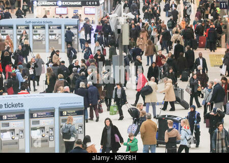 London, Großbritannien. Dezember 2017 21. Der Beginn der Weihnachts Kurzurlaub bei Waterloo Station als Passagiere vorbereiten Home für die Feiertage zu gehen, Familien und Freunde zu treffen und die Weihnachten reisen Rush am Freitag Credit: Amer ghazzal/Alamy Leben Nachrichten zu vermeiden. Stockfoto