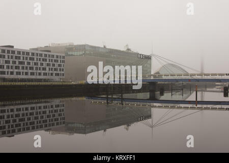 Glasgow, Schottland, Großbritannien. 21. Dezember 2017. Nebel Umschläge das Glasgow Science Centre und BBC Schottland Hauptsitz mit den Glocken Brücke im Vordergrund. Credit: George Philip/Alamy leben Nachrichten Stockfoto