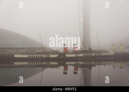 Glasgow, Schottland, Großbritannien. 21. Dezember, 2017. Nebel Umschläge das Glasgow Science Centre und das Waverley Raddampfer am Ufer des Flusses Clyde, Glasgow. Credit: George Philip/Alamy leben Nachrichten Stockfoto