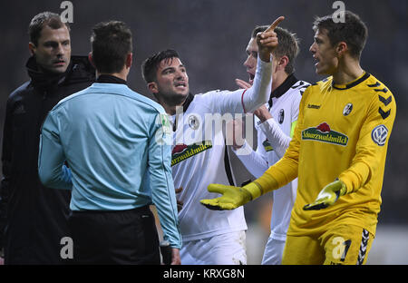 Unmut über das 3:1: Marco Terrazzino (SC Freiburg), Nils Petersen (SC Freiburg) und goalwart Alexander Schwolow (SC Freiburg, von links nach rechts) beschweren sich bei Schiedsrichter- Assistent Christian Bandurski (l). GES/Fussball/DFB Pokal Achtelfinale: Werder Bremen - SC Freiburg, 20.12.2017 Fußball: DFB-Pokal Runde 16: Werder Bremen vs SC Freiburg, Bremen, 20. Dezember 2017 | Verwendung weltweit Stockfoto