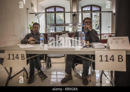 Barcelona, Spanien. 21. Dezember, 2017. Wahlen Tabelle in Barcelona während der katalanischen Wahlen. Credit: Celestino Arce/ZUMA Draht/Alamy leben Nachrichten Stockfoto