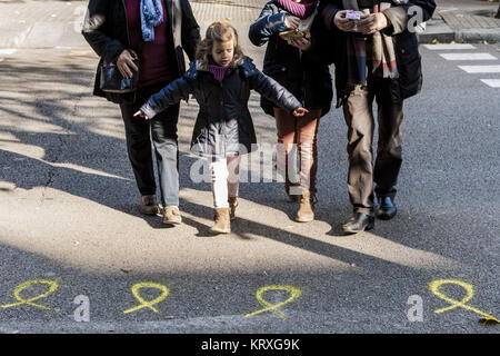 Barcelona, Spanien. 21. Dezember, 2017. Gelbe Riegel auf dem Weg in die Unabhängigkeit Kataloniens Unterstützung gestrichen. Credit: Celestino Arce/ZUMA Draht/Alamy leben Nachrichten Stockfoto