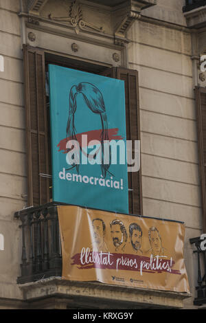 Barcelona, Spanien. 21. Dezember, 2017. Banner in einem Barcelona Balkon gefragt, für Demokratie und Freiheit für Politiker im Gefängnis nach der Unabhängigkeit in Katalonien verkünden. Credit: Celestino Arce/ZUMA Draht/Alamy leben Nachrichten Stockfoto