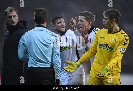 Unmut über das 3:1: Marco Terrazzino (SC Freiburg), Nils Petersen (SC Freiburg) und goalwart Alexander Schwolow (SC Freiburg, von links nach rechts) beschweren sich bei Schiedsrichter- Assistent Christian Bandurski (l). GES/Fussball/DFB Pokal Achtelfinale: Werder Bremen - SC Freiburg, 20.12.2017 Fußball: DFB-Pokal Runde 16: Werder Bremen vs SC Freiburg, Bremen, 20. Dezember 2017 | Verwendung weltweit Stockfoto