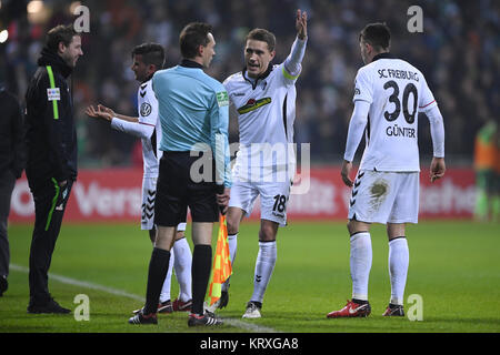 Unmut über das 3:1: Nils Petersen (SC Freiburg, 2.v.r) und Christian Günter (SC Freiburg, r.) beschweren sich bei Schiedsrichter- Assistent Christian Bandurski (m.). Hinten diskutieren Trainer Florian Kohfeldt (Werder Bremen, l.) und Marco Terrazzino (SC Freiburg, 2. von links nach rechts). GES/Fussball/DFB Pokal Achtelfinale: Werder Bremen - SC Freiburg, 20.12.2017 Fußball: DFB-Pokal Runde 16: Werder Bremen vs SC Freiburg, Bremen, 20. Dezember 2017 | Verwendung weltweit Stockfoto