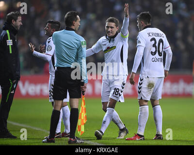 Unmut über das 3:1: Nils Petersen (SC Freiburg, 2.v.r) und Christian Günter (SC Freiburg, r.) beschweren sich bei Schiedsrichter- Assistent Christian Bandurski (m.). Hinten diskutieren Trainer Florian Kohfeldt (Werder Bremen, l.) und Marco Terrazzino (SC Freiburg, 2. von links nach rechts). GES/Fussball/DFB Pokal Achtelfinale: Werder Bremen - SC Freiburg, 20.12.2017 Fußball: DFB-Pokal Runde 16: Werder Bremen vs SC Freiburg, Bremen, 20. Dezember 2017 | Verwendung weltweit Stockfoto