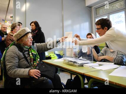 Barcelona, Spanien. 21 Dez, 2017. Ein Bürger von Barcelona stimmen in einem Wahllokal in Barcelona, Spanien, 21. Dezember 2017. Eine Aufzeichnung - hohe Anzahl der katalanischen Wähler Donnerstag abgegebenen Stimmzettel in einem eng umkämpften Wahl ein Mitspracherecht über die Zukunft der Region, fast drei Monate nach dem vereitelten Secession versucht haben. Quelle: Guo Qiuda/Xinhua/Alamy leben Nachrichten Stockfoto