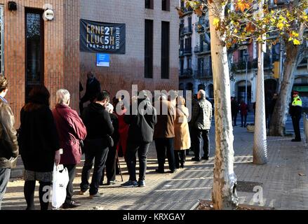 Barcelona, Spanien. 21 Dez, 2017. Bürger von Barcelona warten vor einem Wahllokal in Barcelona, Spanien, Dez. 21, 2017 Stimmen. Eine Aufzeichnung - hohe Anzahl der katalanischen Wähler Donnerstag abgegebenen Stimmzettel in einem eng umkämpften Wahl ein Mitspracherecht über die Zukunft der Region, fast drei Monate nach dem vereitelten Secession versucht haben. Quelle: Guo Qiuda/Xinhua/Alamy leben Nachrichten Stockfoto