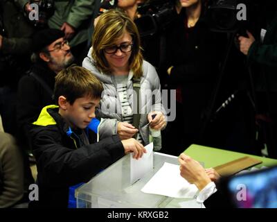 Barcelona, Spanien. 21 Dez, 2017. Die Bürger von Barcelona stimmen in einem Wahllokal in Barcelona, Spanien, 21. Dezember 2017. Eine Aufzeichnung - hohe Anzahl der katalanischen Wähler Donnerstag abgegebenen Stimmzettel in einem eng umkämpften Wahl ein Mitspracherecht über die Zukunft der Region, fast drei Monate nach dem vereitelten Secession versucht haben. Quelle: Guo Qiuda/Xinhua/Alamy leben Nachrichten Stockfoto