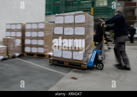 Stuttgart, Deutschland. 21 Dez, 2017. Eine Palette, die Datei Ordner ist vor dem Landgericht in Stuttgart, Deutschland, 21. Dezember 2017 entladen. Eine Gruppe von 310 Transport Unternehmen Anspruch auf eine Entschädigung von 180 Millionen Euro aus dem LKW-Hersteller Daimler mit einer Klage beim Landgericht Stuttgart eingereicht. Die Aussage von Forderungen umfasst rund 1800 Datei Ordner. Credit: Sina Schuldt/dpa/Alamy leben Nachrichten Stockfoto