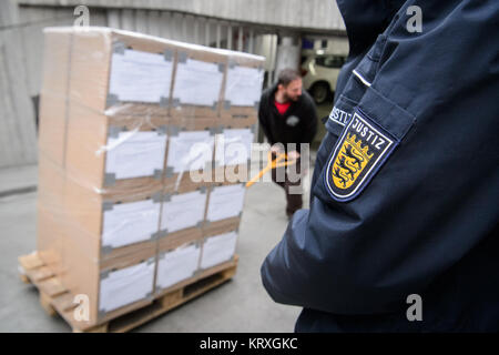 Stuttgart, Deutschland. 21 Dez, 2017. Eine Palette, die Datei Ordner ist vor dem Landgericht in Stuttgart, Deutschland, 21. Dezember 2017 entladen. Eine Gruppe von 310 Transport Unternehmen Anspruch auf eine Entschädigung von 180 Millionen Euro aus dem LKW-Hersteller Daimler mit einer Klage beim Landgericht Stuttgart eingereicht. Die Aussage von Forderungen umfasst rund 1800 Datei Ordner. Credit: Sina Schuldt/dpa/Alamy leben Nachrichten Stockfoto